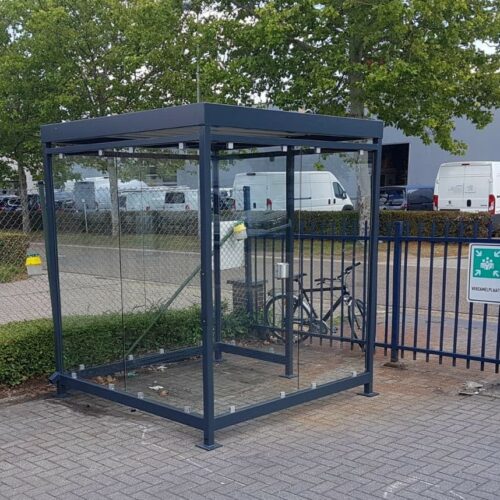 Rookoverkapping Myla Standaard 81 Moderne rookoverkapping 2 x 2m met glas en staal gecoat in ral 7016 op bedrijfsterrein. Ook ideaal als betaalautomaat overkapping.